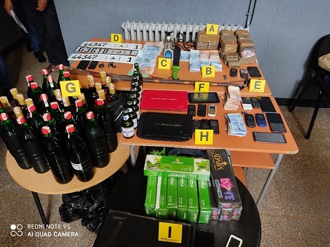 وجدة.. الديستي تقود إلى توقيف8 أشخاص بينهم جمركيان للاشتباه في تورطهم في قضية تتعلق بالحيازة والاتجار في المخدرات