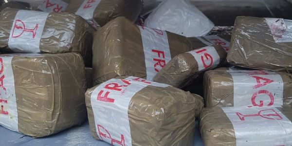 فاس.. اعتقال سائق شاحنة لنقل البضائع وضبط طنين من الحشيش مخبأة بشحنة من التبن