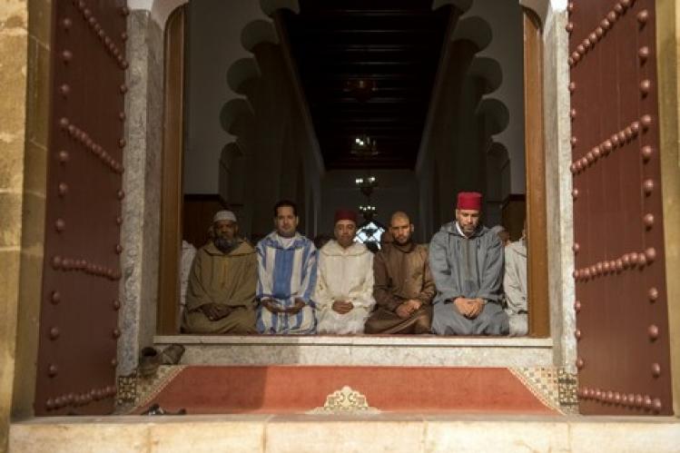 مواطنون يتساءلون “المقاهي ممتلئة والمساجد مغلقة”؟