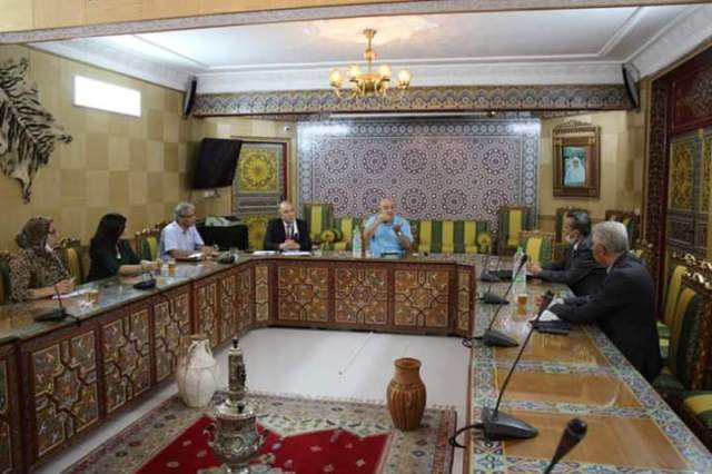 عبدالمالك البوطيين رئيس غرفة الصناعة التقليدية لجهة فاس مكناس يتدراس مع المدير الجهوي لمؤسسة التجاري وفابنك لجهة فاس مكناس و رئيس مجلس الإدارة الجماعية للبنك الشعبي لجهة فاس مكناس سبل تمكين الصناع التقليديين من القروض وتيسير مسطرة الاستفادة