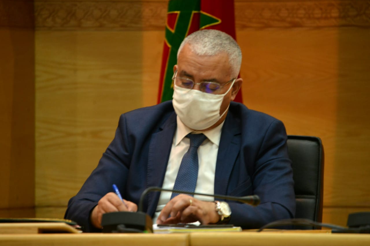 عمل مكتشف بالواضح والملموس ثم التقاطه من داخل فضاء اشغال دورة مجلس جهةفاس مكناس لشهر يوليوز يؤكد فيه  بان  الكاتب العام لولاية جهة فاس مكناس  يقوم بواجبه  العملي كمسؤول  جهوي  يشرف مكانة عمل مهمة كاتب العام  لولاية جهة فاس مكناس 