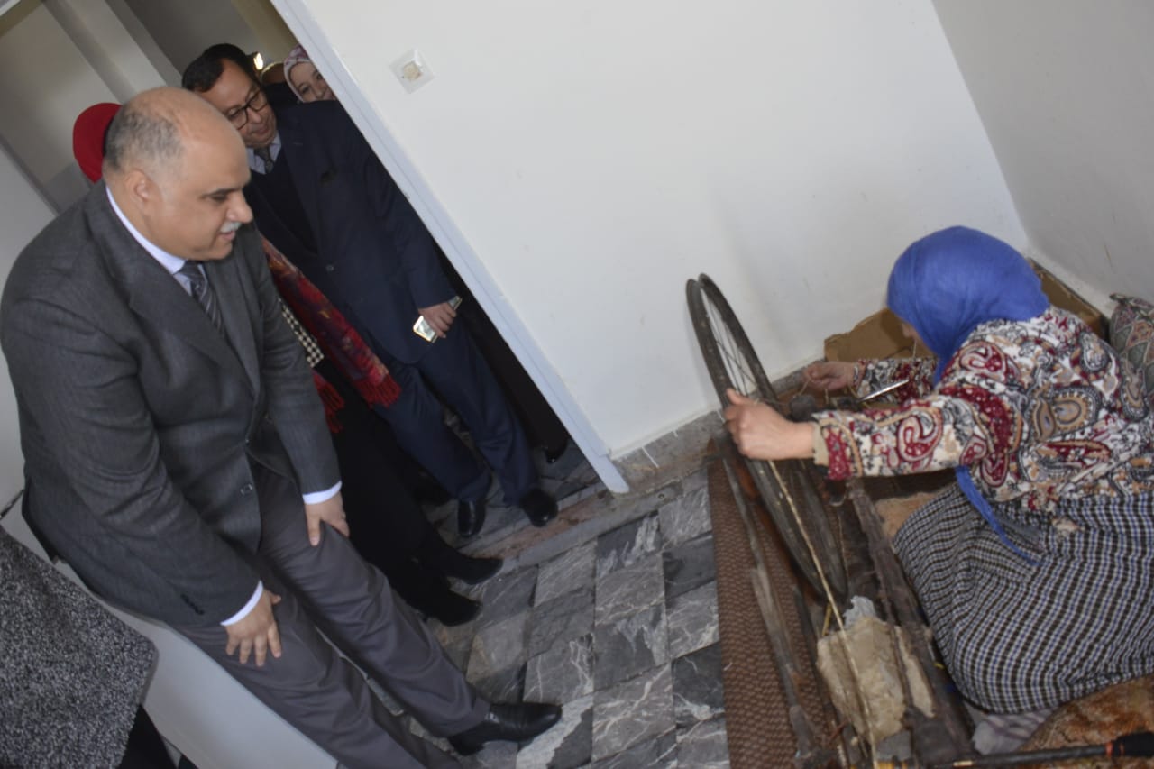 سعيد ازنيبر والي فاس يولي عنايته للمراة الحرفية  الصناعيةوا اقا ليم  جهتها  = في امس الحاجة لفضاء لمهن المراة الحرفية  الصناعية=