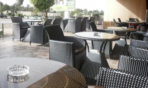 أرباب المقاهي والمطاعم بمدينة فاس يرفضون قرار الوالي وينظمون وقفة احتجاجية