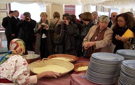 وقفة اعلامية  سياحية مستوحات  من الفضاتات السياحية  لا قا ليم  جهة فاس مكناس فكونوا من بين الفضلين لها  لقضاء  وتمتع  بجمالية مؤهلاتها وحسن استقبالاتها  وعروض اثمانها  في متناول الجميع وبمنتوجات صناعتها التقليدية ومنتوجات طبخها التقليدي  القروي والفاسي والامازيغي= 