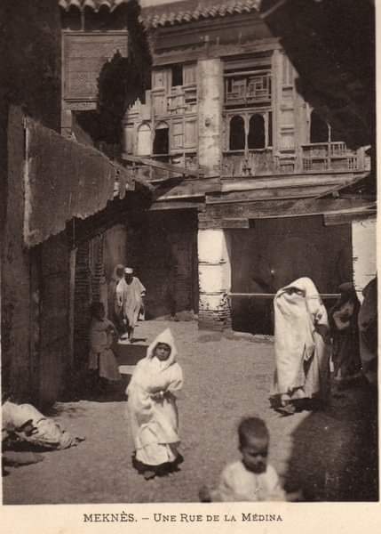 مكونات الفرع الجهوي لجهة فاس مكناس   للفيدرالية لنقل السياحي  بالمغرب  ينظم وقفة  =امام مقر ولاية فاس من اجل الوصول الى حوار لحل مشاكل قطاعهم مع مسؤولين بولاية فاس =