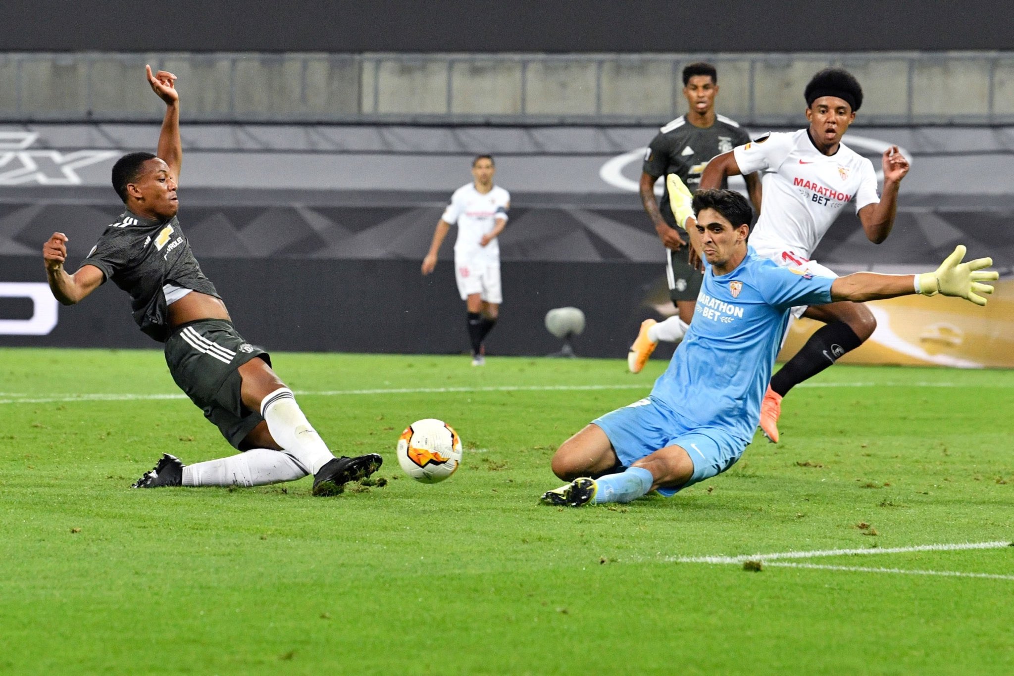 ياسين بونو يقود إشبيلية إلى نهائي الدوري الأوروبي على حساب مانشيستر يونايتد..‎