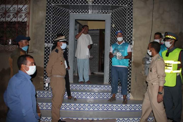 مباشرة من عين الجمعة..مبادرة جد رائعة: السلطات توزع الكمامات على المواطنين.