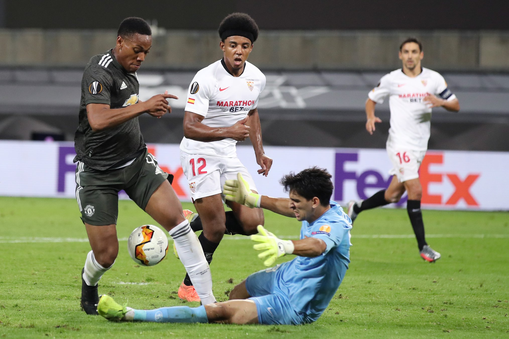 ياسين بونو أسد مغربي سطع نجمه في سماء أوروبا وحفر إسمه بأحرف من ذهب..