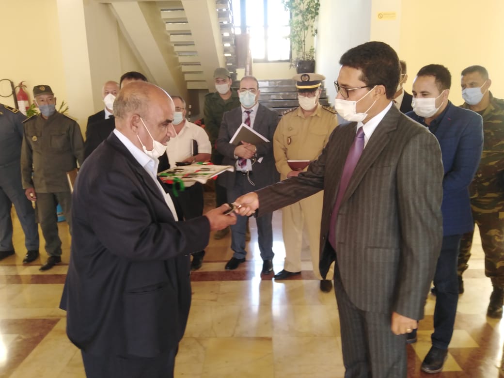 عمالة اقليم تاونات  ومجلسها الاقليمي ينظمان لقاء تواصلي بتاونات  ثم فيه الكشف لساكنة اهل تاونات  عن  تسليم مفاتيح 4 سيارات إسعاف و 4 سيارات نقل الأموات تم اقتناؤها من طرف مجلسهم الاقليمي