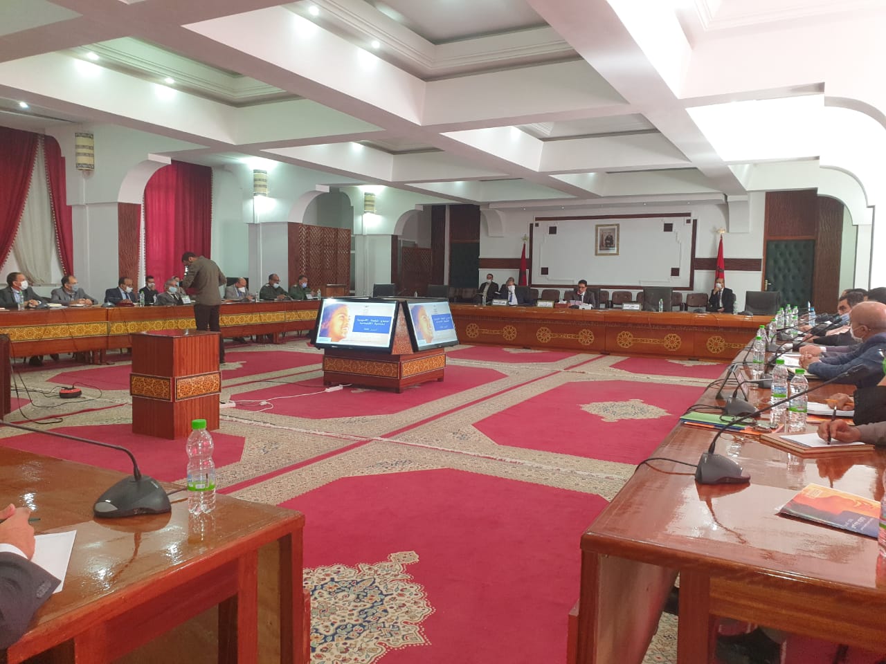 مدير  الوكالة الوطنية للنباتات الطبية والعطرية باقليم تاونات  =يكشف بالواضح والملموس امام انظار اللجنة الاقليمية للتنمية الاقتصادية  لتاونات   بالادوار الخدماتية للوكالة  وفرص التنمية الاقتصادية  بتاونات =