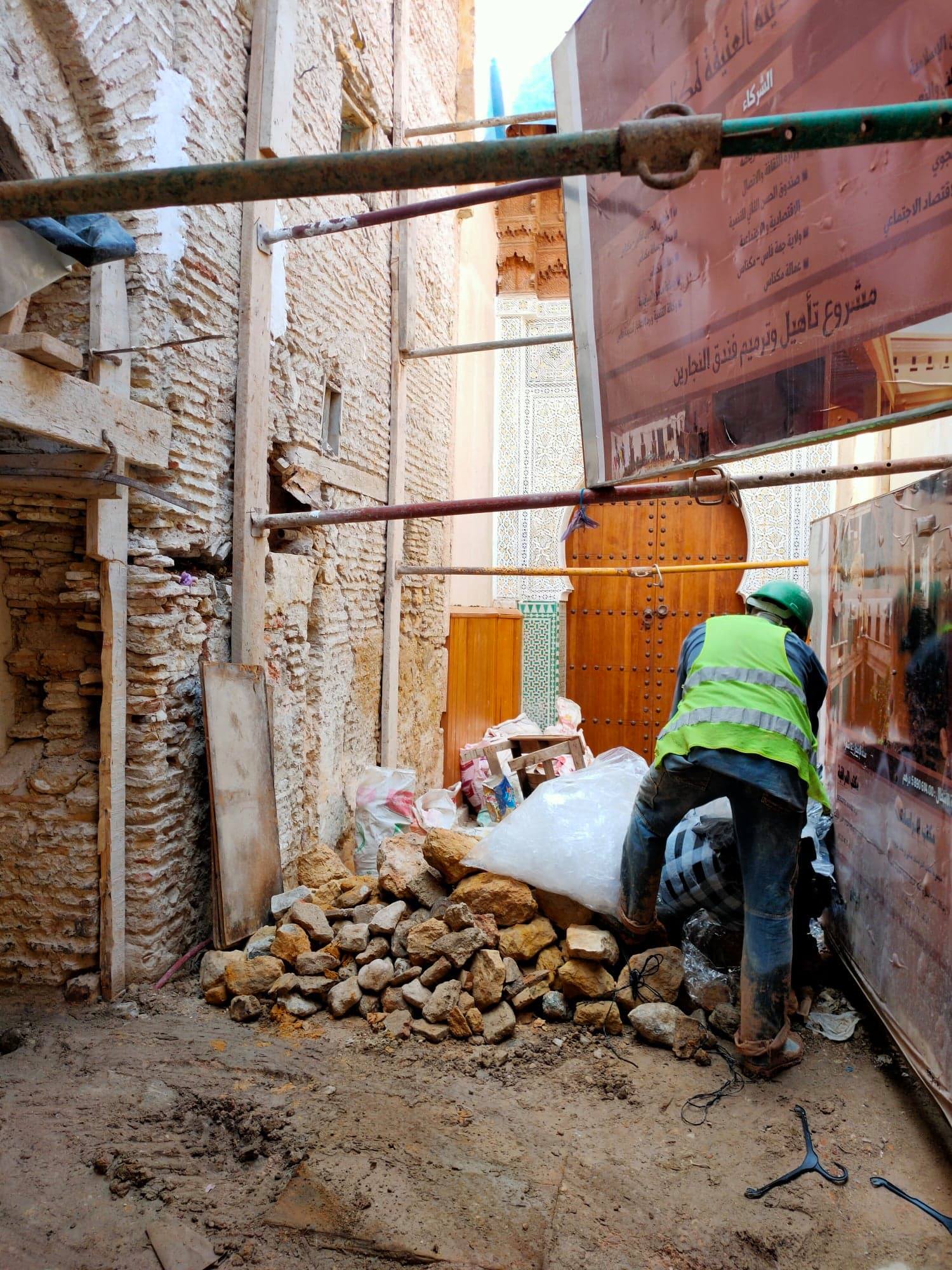 تأهيل المدينة العتيقة لمكناس ورش مفتوح بدون علامة تشوير البداية والنهاية.