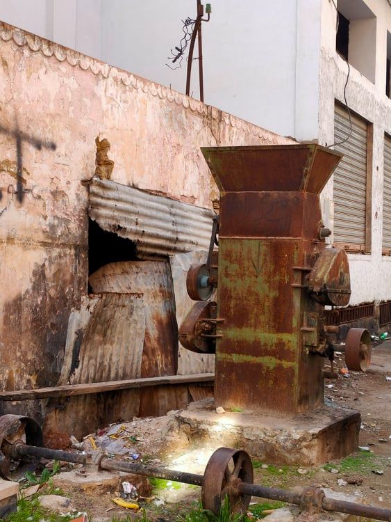 طاحونة الطلاسم التي ما طحنت إلا أحلامنا الصغرى. 