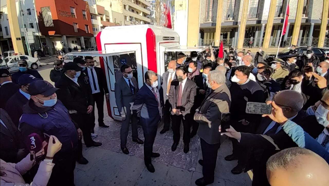 السيد عبدالغني الصبار عامل عمالة مكناس والسيد عبدالعالي مطيع المدير العام لشركة سيتي باص يشرفان على على إعطاء إشارة الانطلاقة الرسمية لتشغيل الحافلات والأكشاك الجديدة