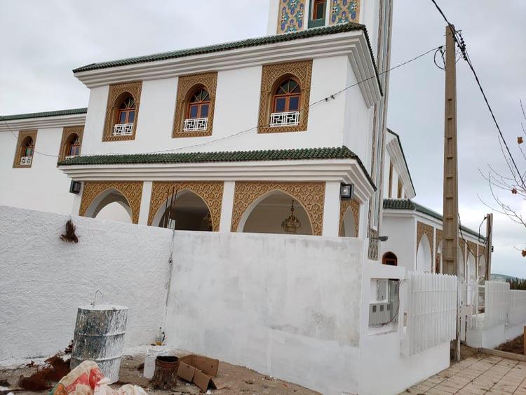 في زيارة مسجد بقرية نزالة بني عمار.