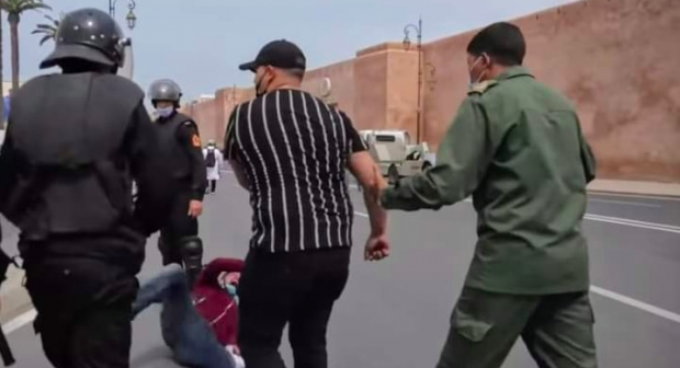 توقيف الشخص المشتبه فيه الذي ظهر في مقاطع فيديو وهو يعنف مشاركين في شكل احتجاجي بمدينة الرباط يوم الأربعاء المنصرم