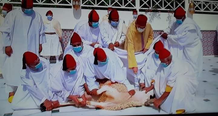 أمير المؤمنين يؤدي صلاة عيد الأضحى ويقوم بنحر أضحية العيد 