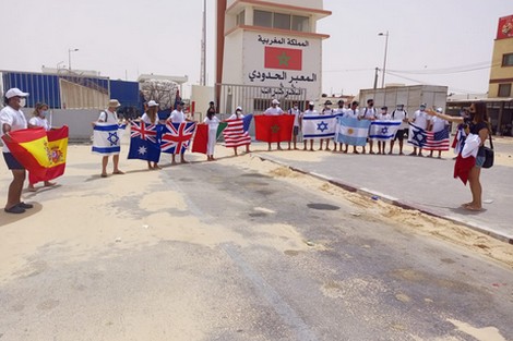 الوفود المشاركة في مسابقة دولية لركوب الأمواج بالداخلة تزور معبر الكركرات