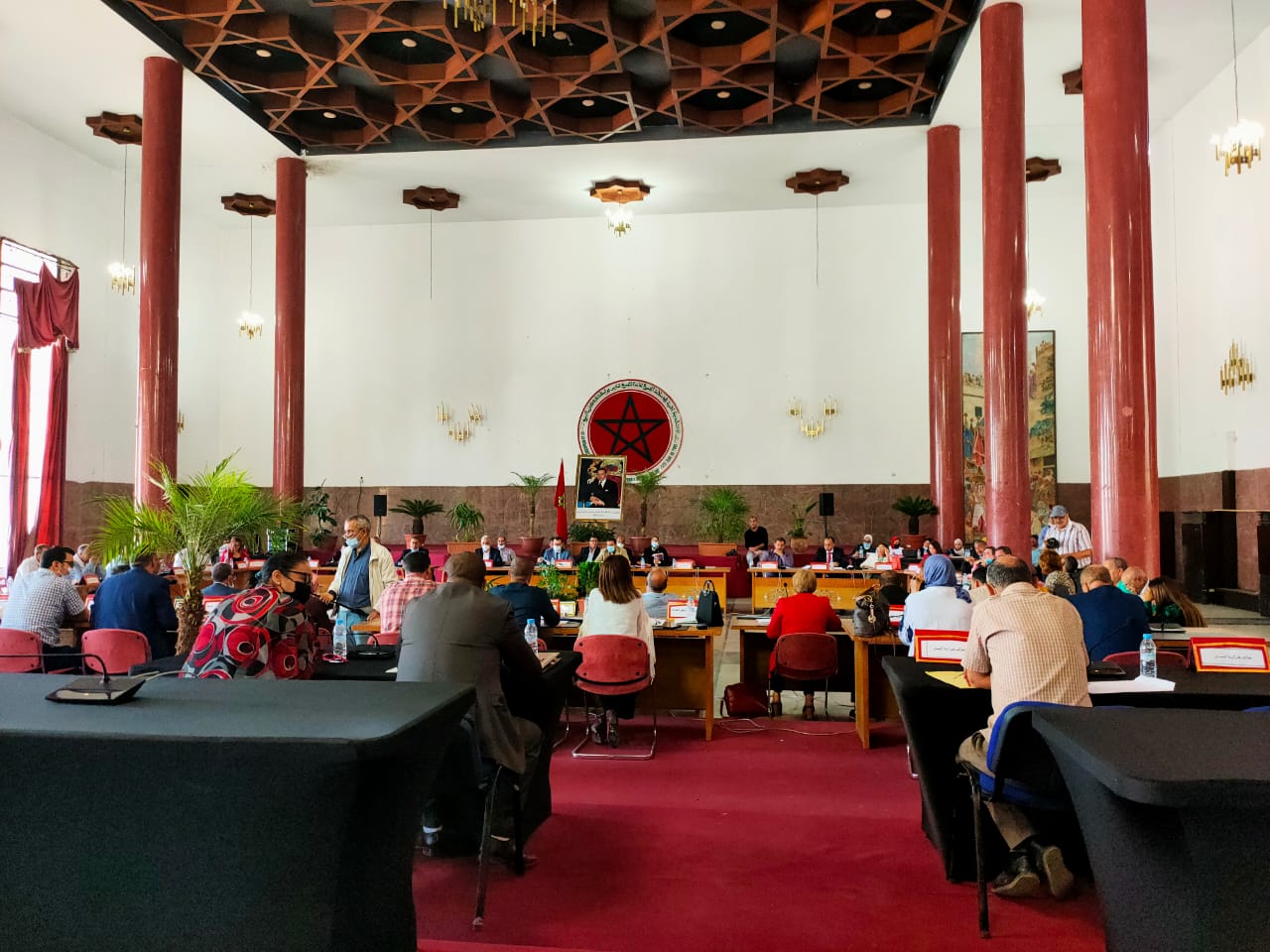 هل هنالك عيب قانوني وشكلي في تموقع جلوس المستشارين (ات) في أول دورة بمكناس؟ هل هنالك عيب قانوني وشكلي في تموقع جلوس المستشارين (ات) في أول دورة بمكناس؟