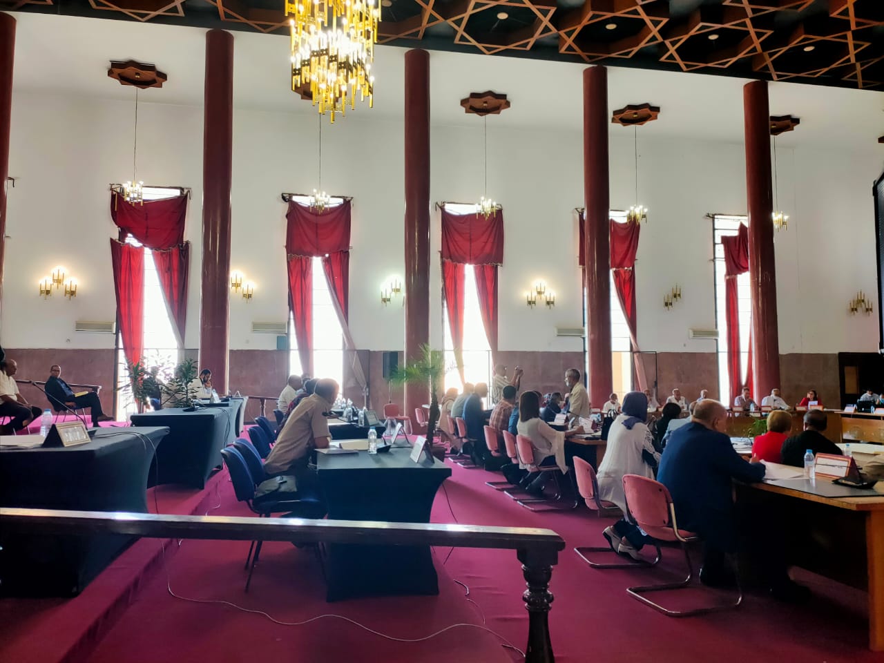 هل هنالك عيب قانوني وشكلي في تموقع جلوس المستشارين (ات) في أول دورة بمكناس؟ هل هنالك عيب قانوني وشكلي في تموقع جلوس المستشارين (ات) في أول دورة بمكناس؟