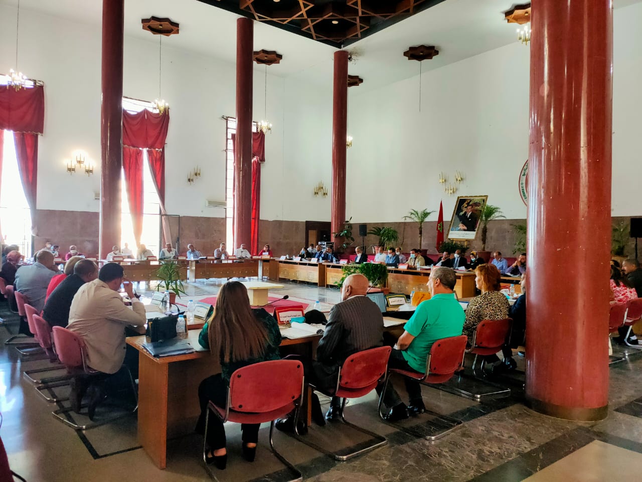 هل هنالك عيب قانوني وشكلي في تموقع جلوس المستشارين (ات) في أول دورة بمكناس؟ هل هنالك عيب قانوني وشكلي في تموقع جلوس المستشارين (ات) في أول دورة بمكناس؟