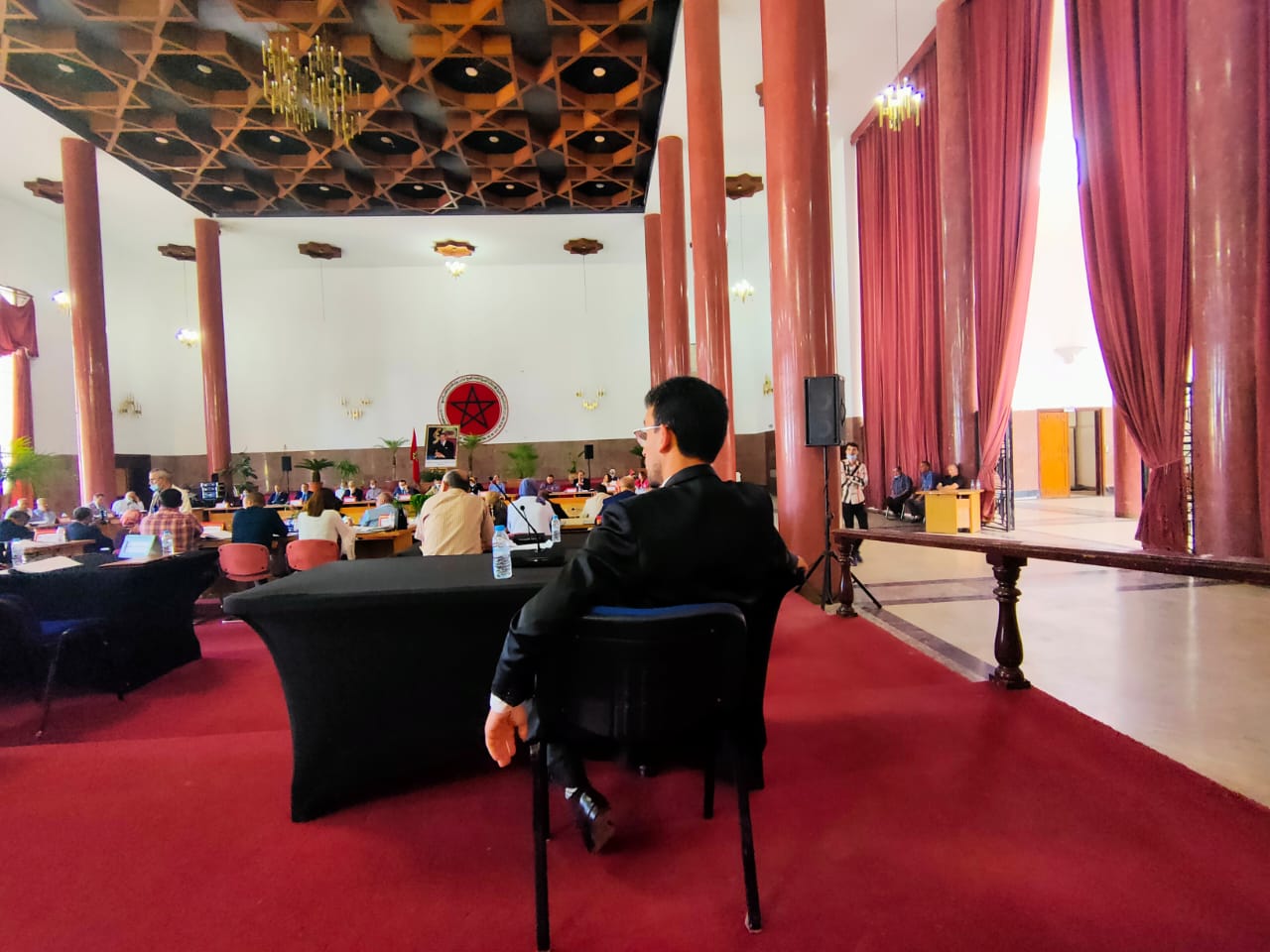 هل هنالك عيب قانوني وشكلي في تموقع جلوس المستشارين (ات) في أول دورة بمكناس؟ هل هنالك عيب قانوني وشكلي في تموقع جلوس المستشارين (ات) في أول دورة بمكناس؟