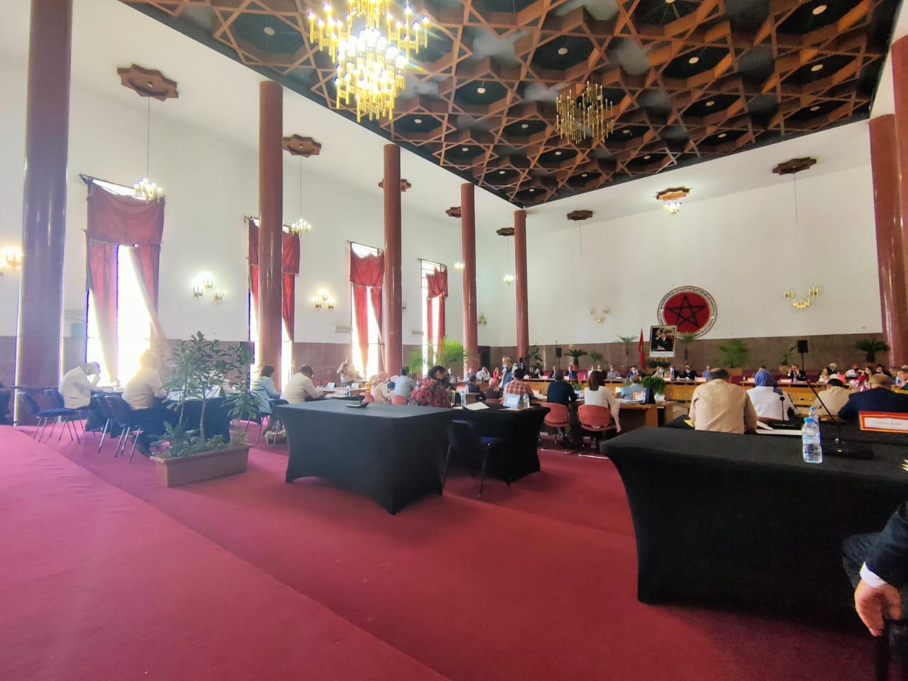 هل هنالك عيب قانوني وشكلي في تموقع جلوس المستشارين (ات) في أول دورة بمكناس؟ هل هنالك عيب قانوني وشكلي في تموقع جلوس المستشارين (ات) في أول دورة بمكناس؟