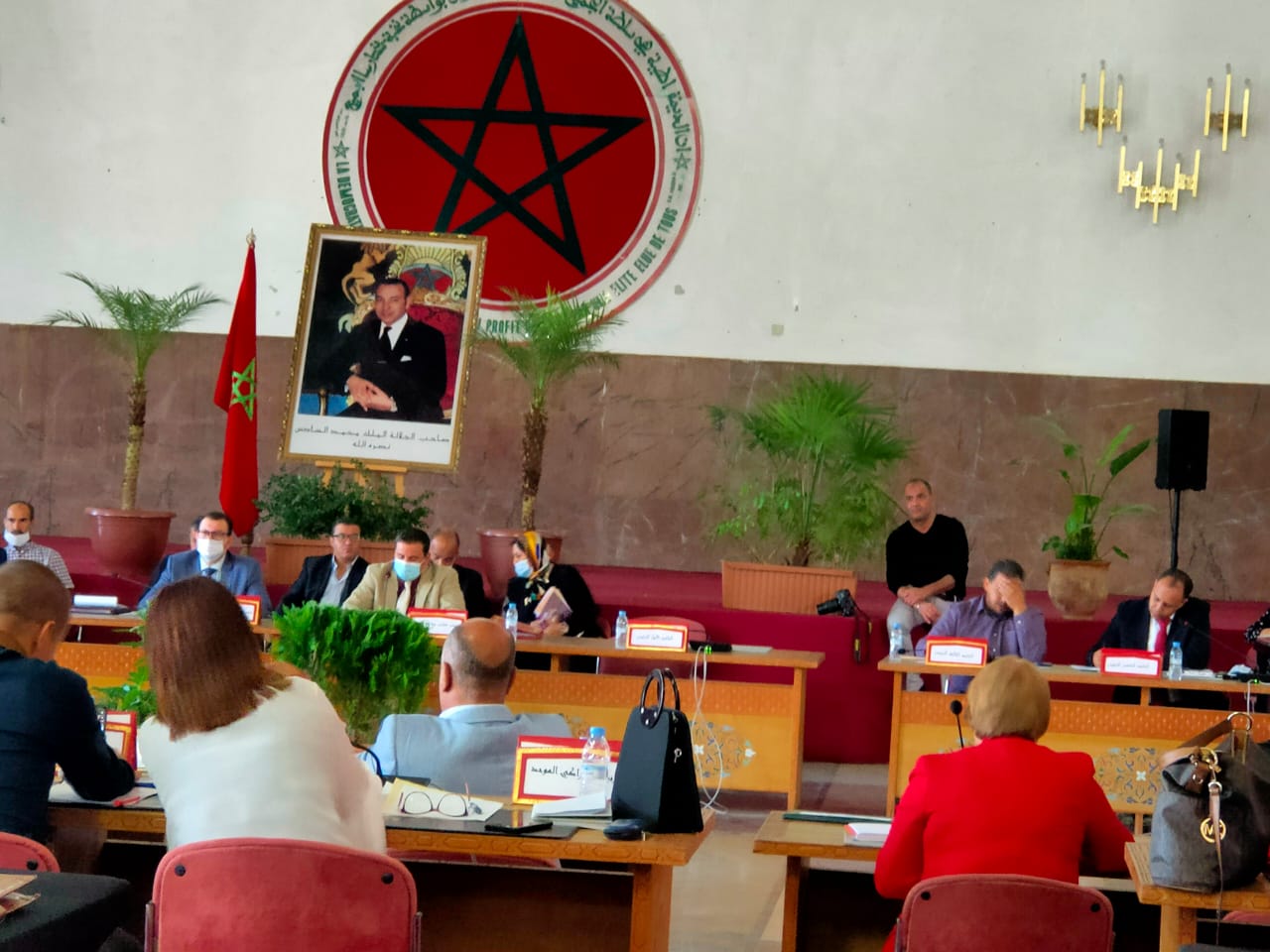 هل هنالك عيب قانوني وشكلي في تموقع جلوس المستشارين (ات) في أول دورة بمكناس؟ هل هنالك عيب قانوني وشكلي في تموقع جلوس المستشارين (ات) في أول دورة بمكناس؟