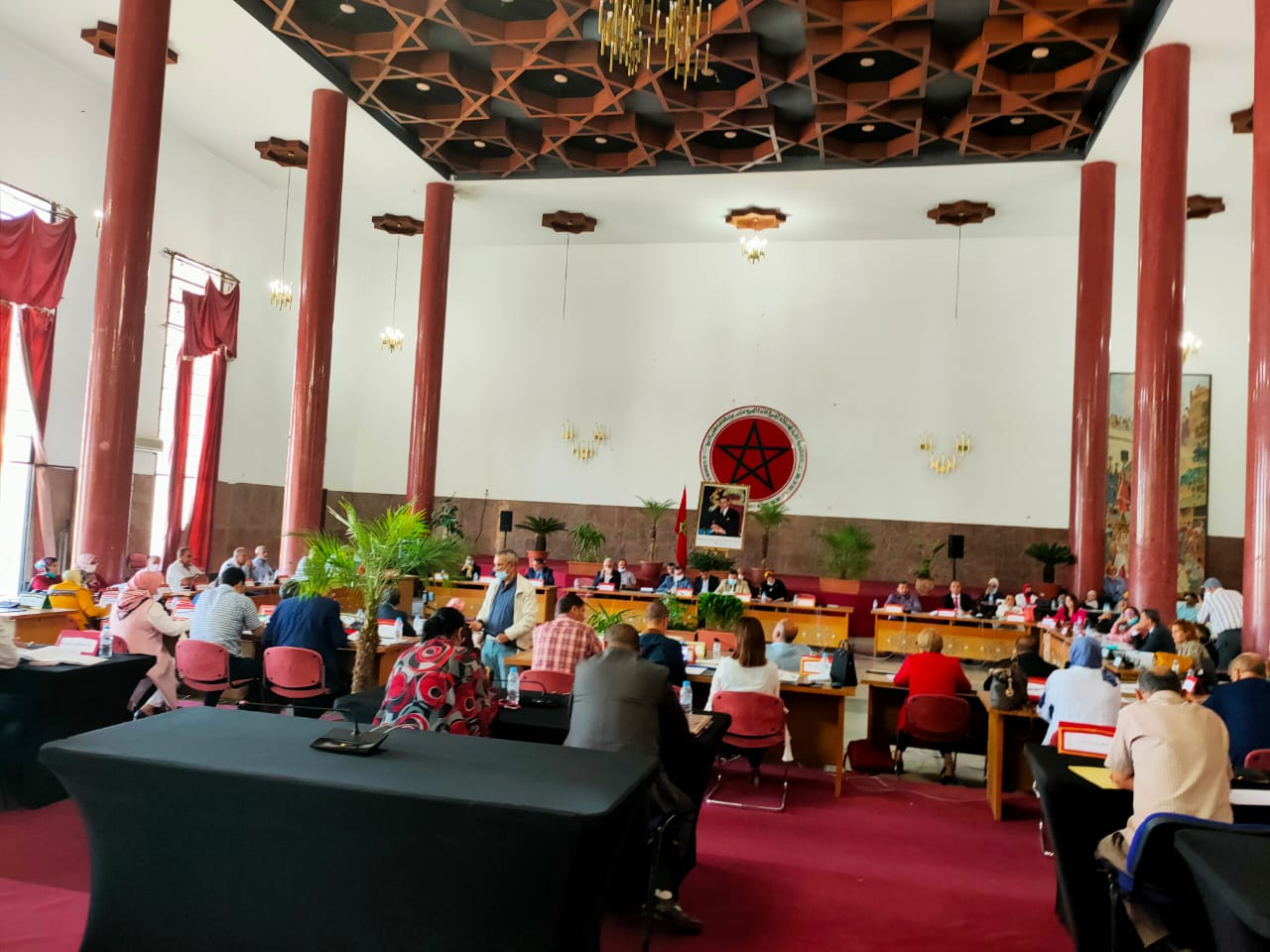 هل هنالك عيب قانوني وشكلي في تموقع جلوس المستشارين (ات) في أول دورة بمكناس؟ هل هنالك عيب قانوني وشكلي في تموقع جلوس المستشارين (ات) في أول دورة بمكناس؟