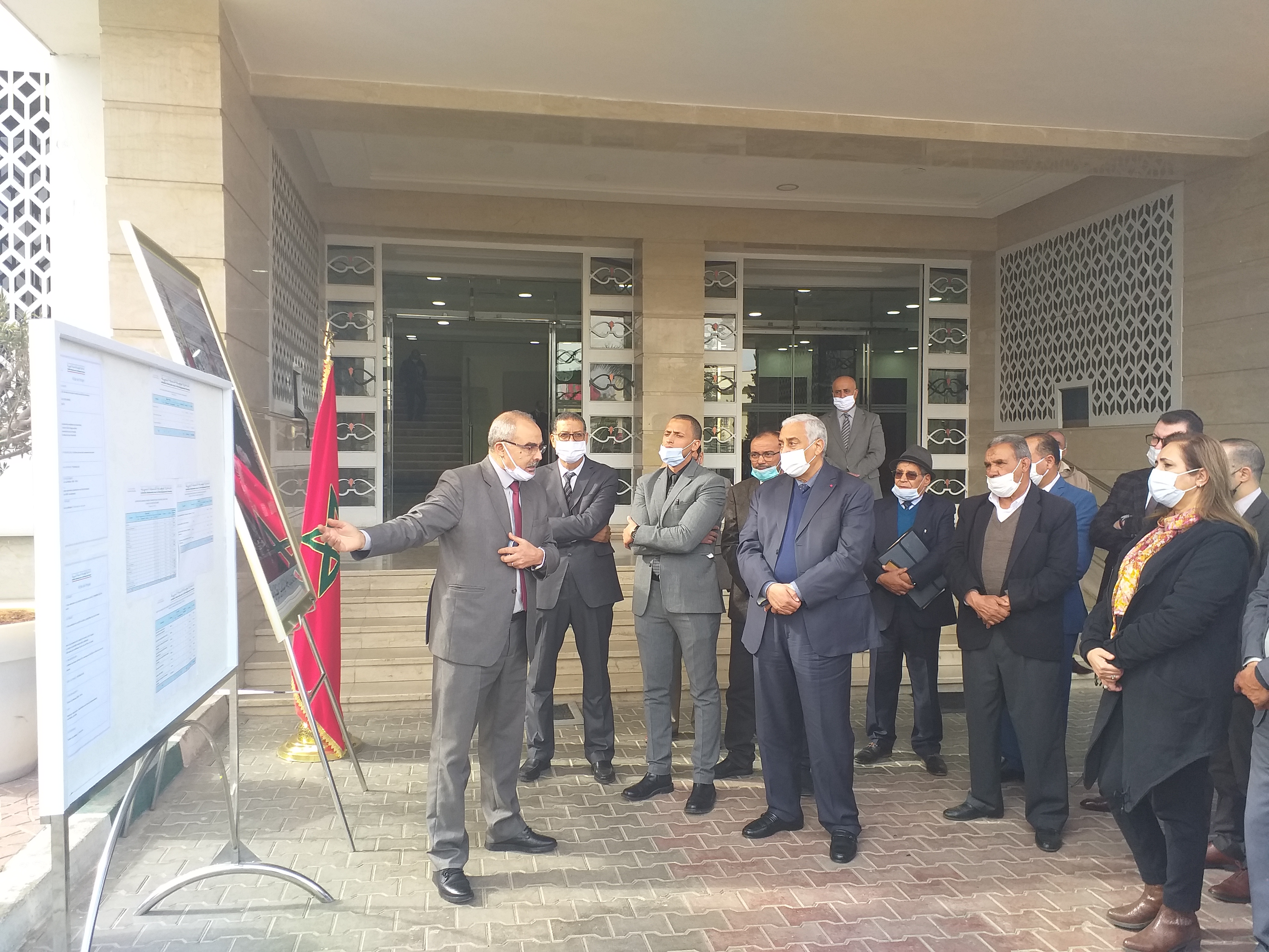 عامل عمالة مكناس يقوم بتسليم مفاتيح حافلتين للنقل المدرسي، وسيارة إسعاف رباعية الدفع.