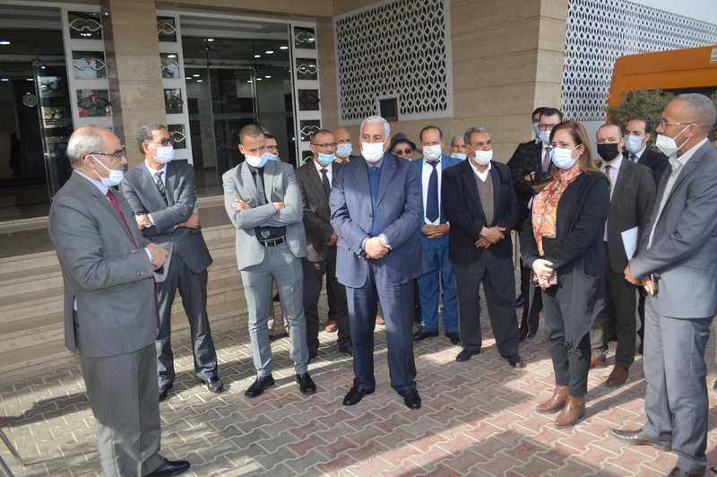 عامل عمالة مكناس يقوم بتسليم مفاتيح حافلتين للنقل المدرسي، وسيارة إسعاف رباعية الدفع.