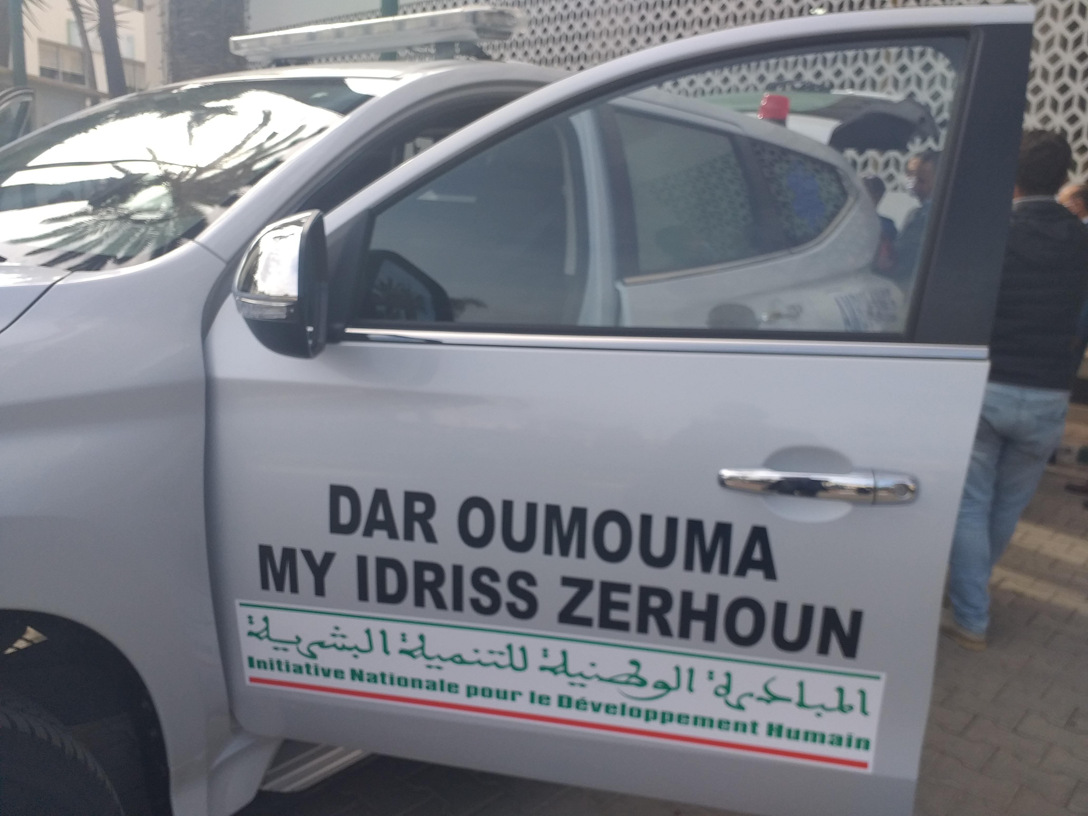 عامل عمالة مكناس يقوم بتسليم مفاتيح حافلتين للنقل المدرسي، وسيارة إسعاف رباعية الدفع.