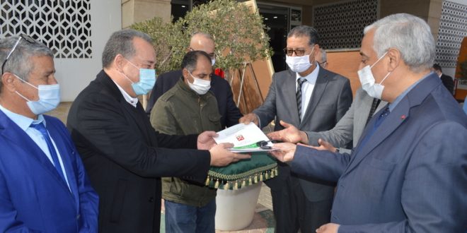 عامل عمالة مكناس يقوم بتسليم مفاتيح حافلتين للنقل المدرسي، وسيارة إسعاف رباعية الدفع.