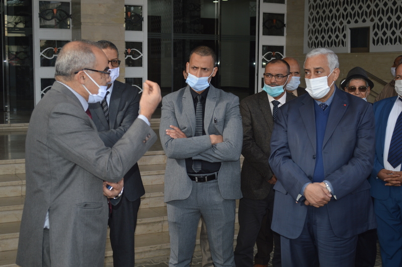 عامل عمالة مكناس يقوم بتسليم مفاتيح حافلتين للنقل المدرسي، وسيارة إسعاف رباعية الدفع.