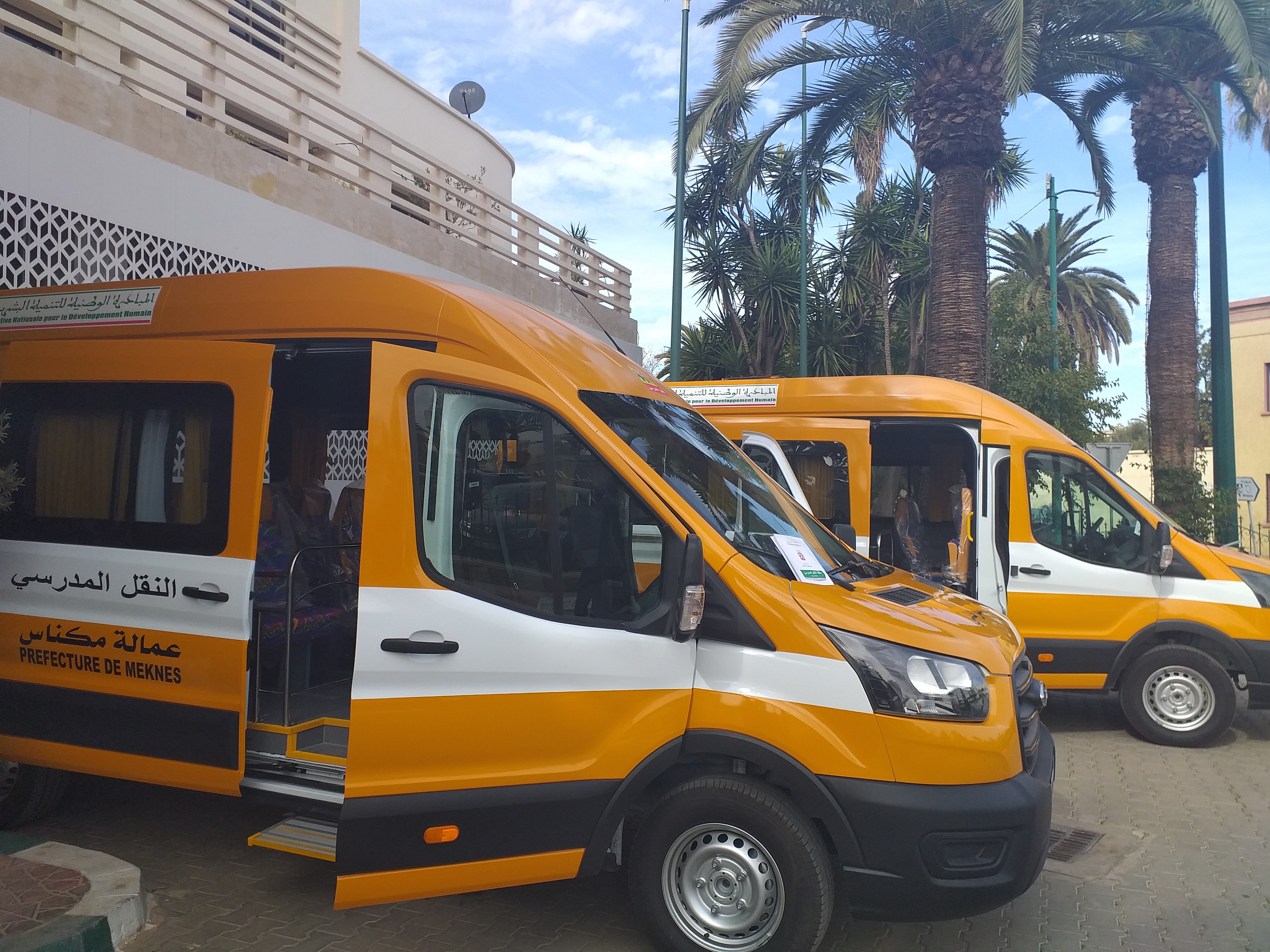 عامل عمالة مكناس يقوم بتسليم مفاتيح حافلتين للنقل المدرسي، وسيارة إسعاف رباعية الدفع.