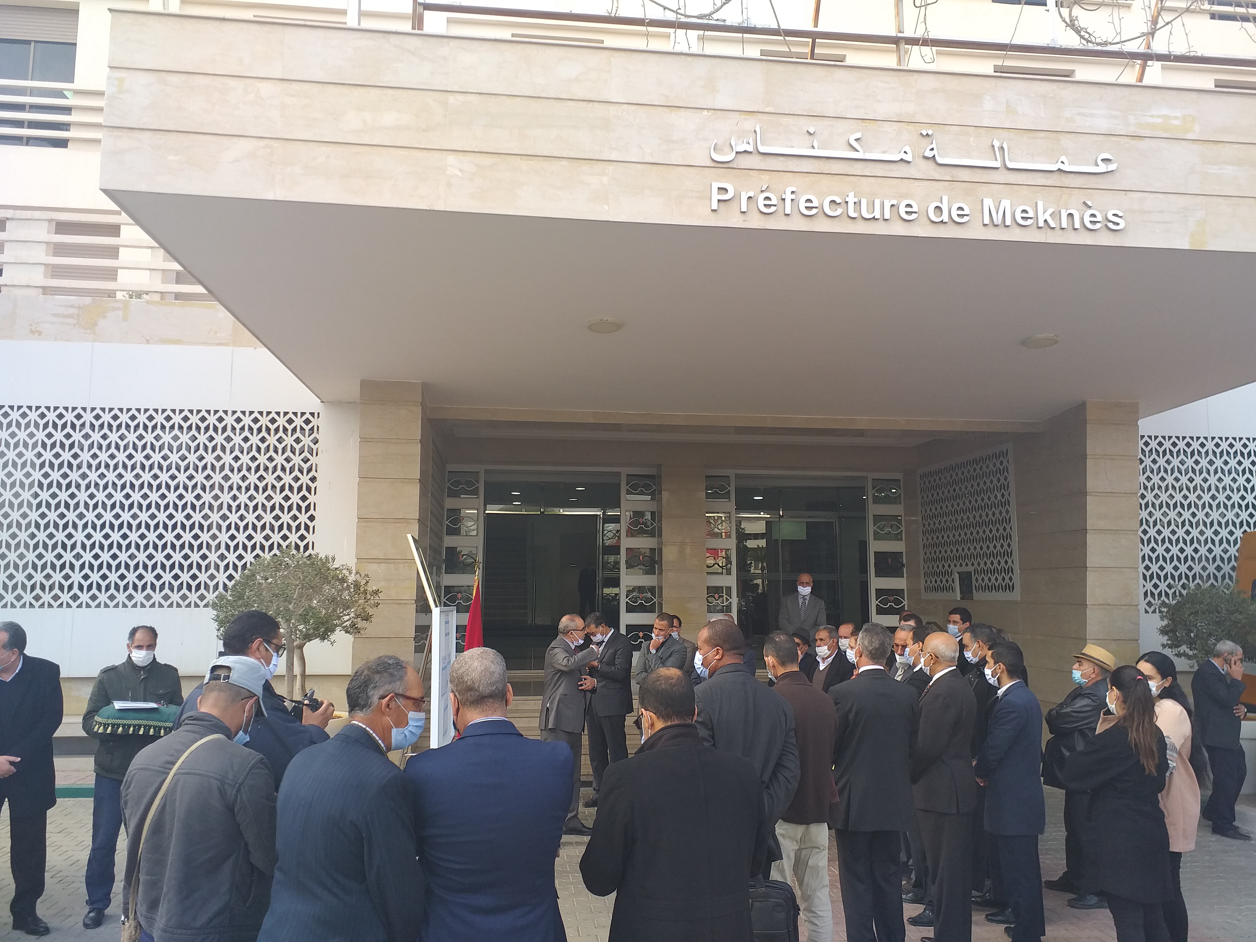 عامل عمالة مكناس يقوم بتسليم مفاتيح حافلتين للنقل المدرسي، وسيارة إسعاف رباعية الدفع. 