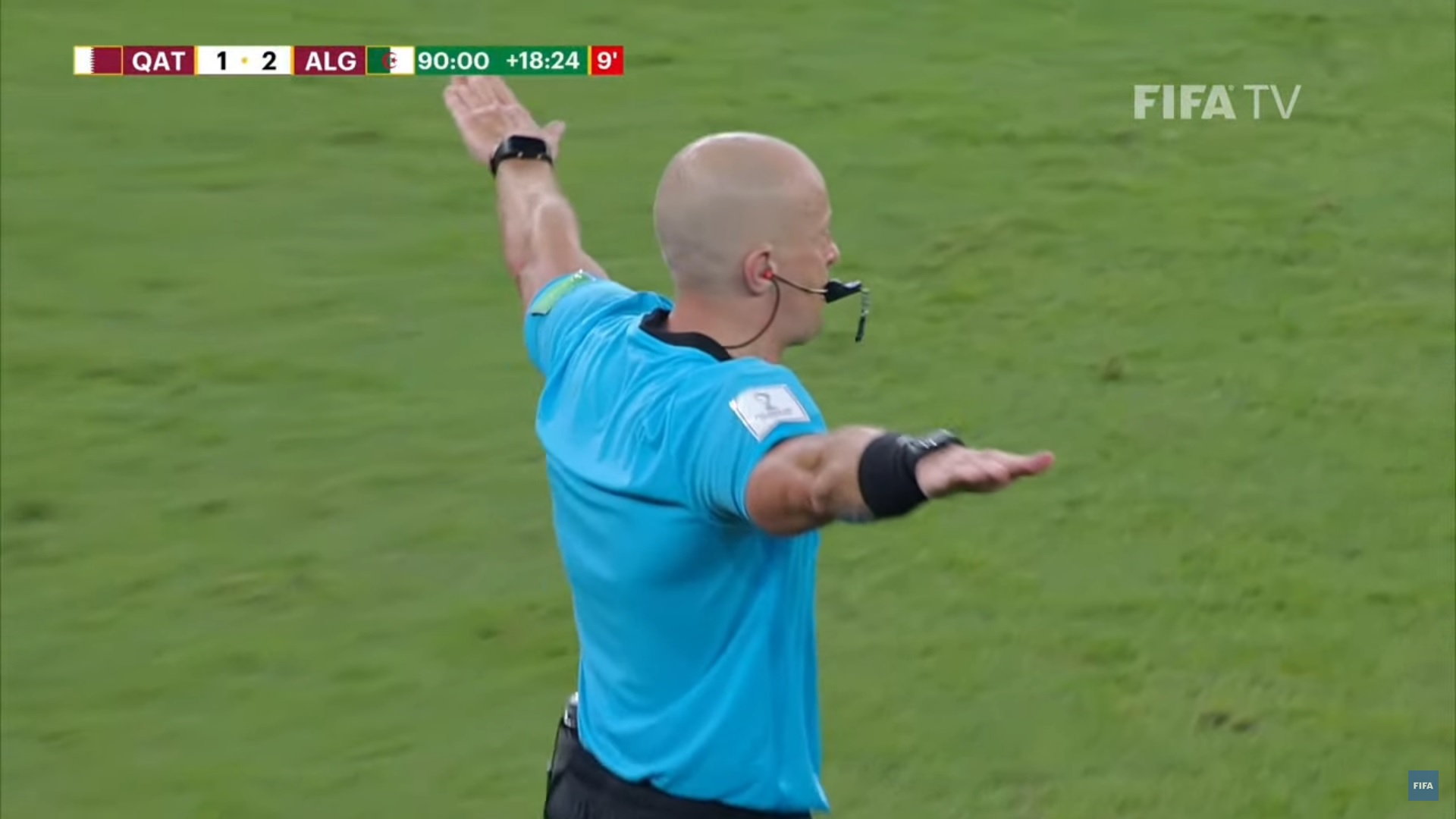 هل نسي حكم مباراة قطر والجزائر صافرته أم أنها كانت موجهة.....؟!