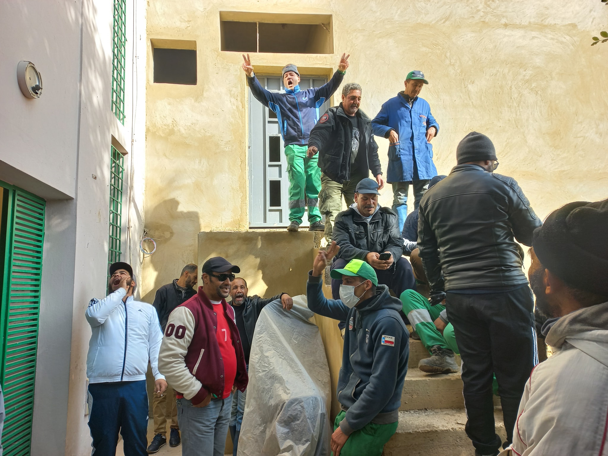 شركة موكومار الاسماعيلية لم تلتزم بوفائها وترفض التوقيع على محضر الاتفاق والعمال في اضراب ابتداء من عشية اليوم شركة موكومار الاسماعيلية لم تلتزم بوفائها وترفض التوقيع على محضر الاتفاق والعمال في اضراب ابتداء من عشية اليوم