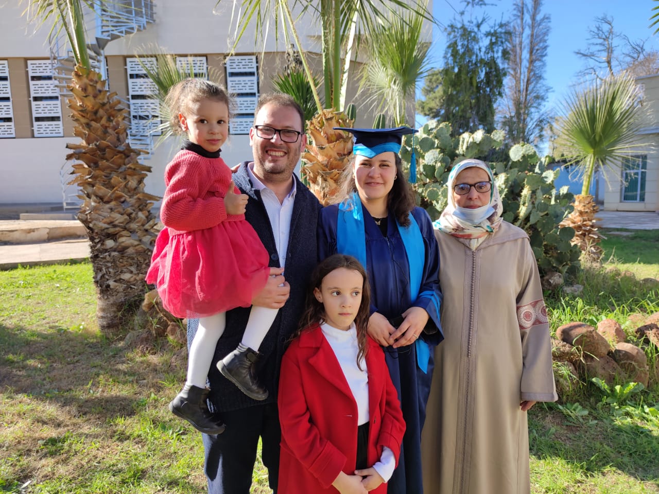 الطالبة الباحثة لعزيزة الدكالي تناقش أطروحة لنيل شهادة الدكتوراه وتحصل على لقب دكتورة بميزة مشرفة جدا الطالبة الباحثة لعزيزة الدكالي تناقش أطروحة لنيل شهادة الدكتوراه وتحصل على لقب دكتورة بميزة مشرفة جدا