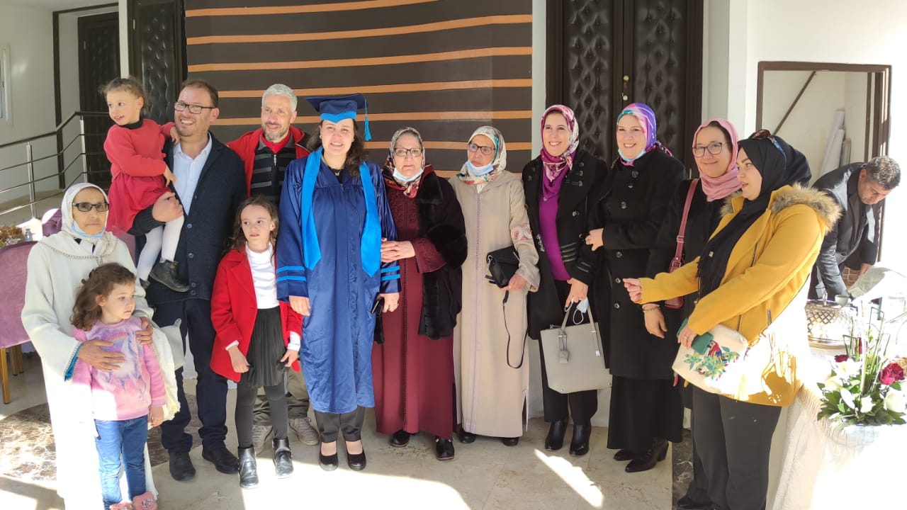 الطالبة الباحثة لعزيزة الدكالي تناقش أطروحة لنيل شهادة الدكتوراه وتحصل على لقب دكتورة بميزة مشرفة جدا الطالبة الباحثة لعزيزة الدكالي تناقش أطروحة لنيل شهادة الدكتوراه وتحصل على لقب دكتورة بميزة مشرفة جدا