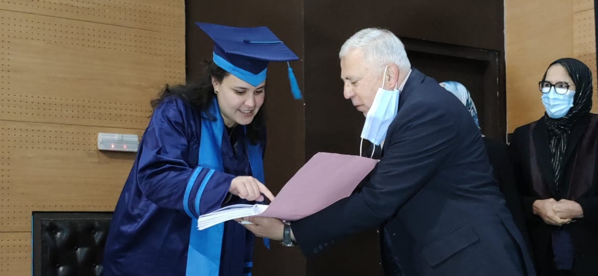 الطالبة الباحثة لعزيزة الدكالي تناقش أطروحة لنيل شهادة الدكتوراه وتحصل على لقب دكتورة بميزة مشرفة جدا الطالبة الباحثة لعزيزة الدكالي تناقش أطروحة لنيل شهادة الدكتوراه وتحصل على لقب دكتورة بميزة مشرفة جدا