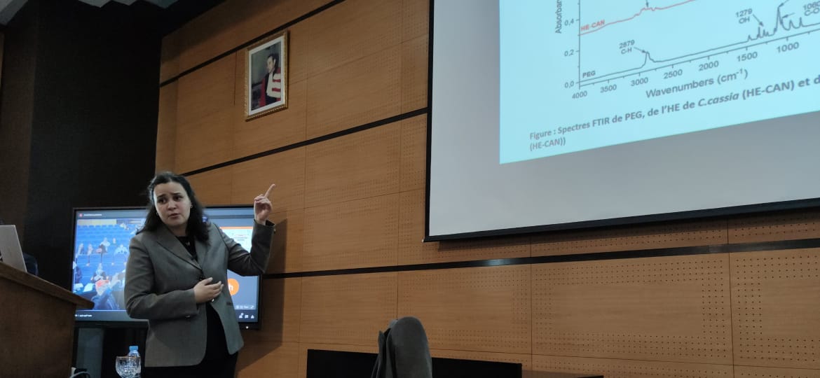 الطالبة الباحثة لعزيزة الدكالي تناقش أطروحة لنيل شهادة الدكتوراه وتحصل على لقب دكتورة بميزة مشرفة جدا الطالبة الباحثة لعزيزة الدكالي تناقش أطروحة لنيل شهادة الدكتوراه وتحصل على لقب دكتورة بميزة مشرفة جدا