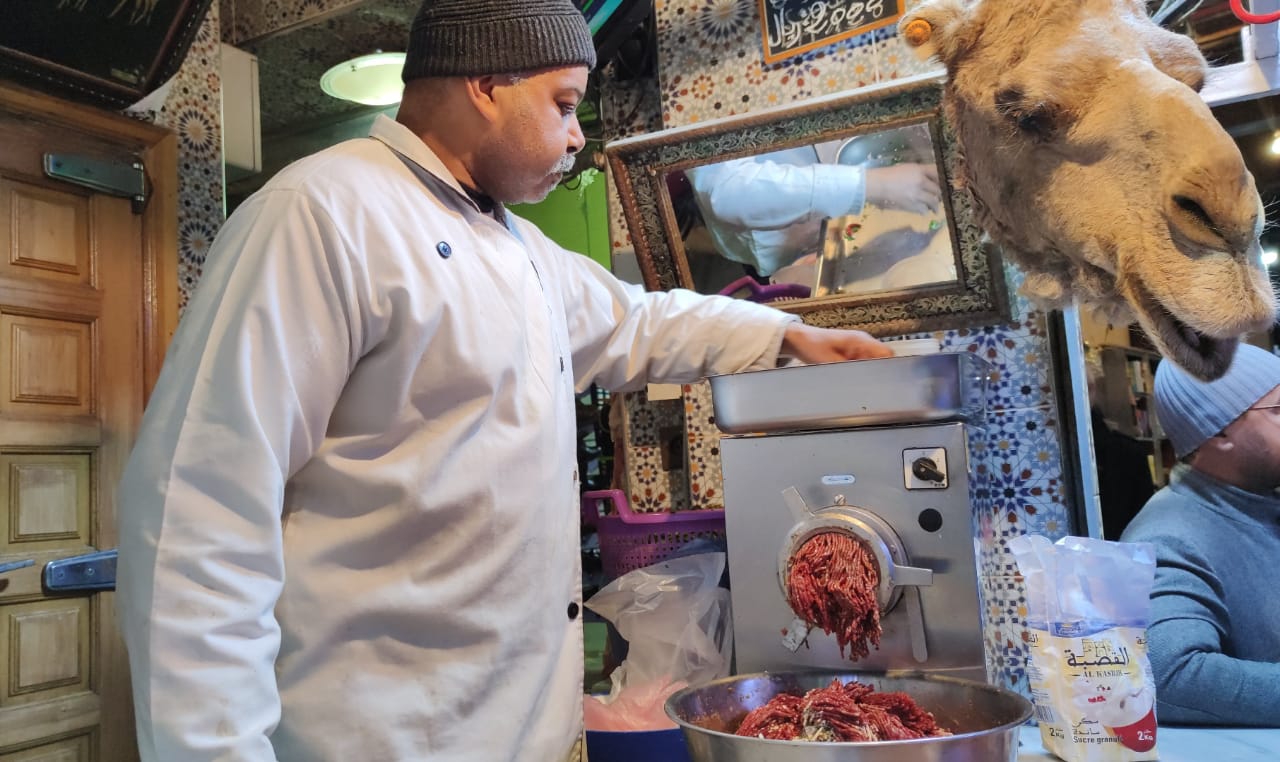 جزارة (كفتة) الجمل بقبة السوق بمكناس. جزارة (كفتة) الجمل بقبة السوق بمكناس.