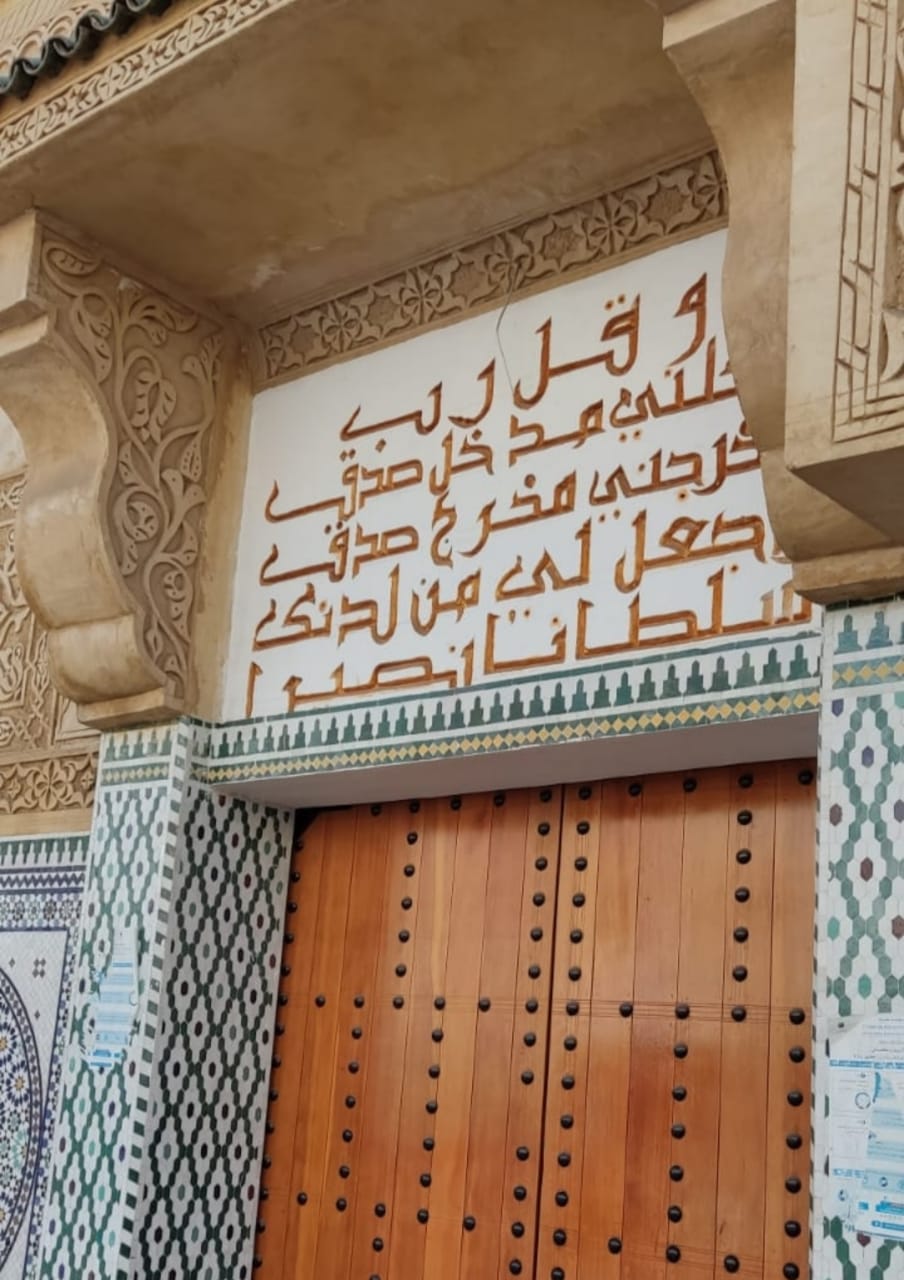 ساكنة حي الزيتون بمكناس تتساءل عن أسباب دوام إغلاق الجامع الأبيض في وجه المصلين. 