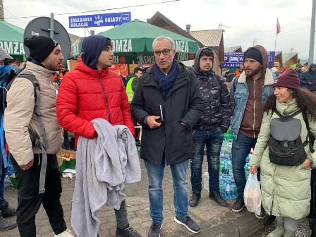 المغرب يرسل دبلوماسيين آخرين إلى الممرات الحدودية لتسهيل عودة مغاربة أوكرانيا