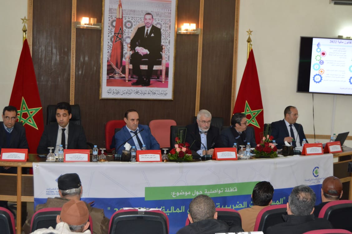 القافلة التواصلية حول قانون المالية لسنة 2022 . بمكناس ،في نسختها السابعة . تأطير اللقاء: *** السيد عبداللطيف عراش *** المدير الإقليمي للضرائب بمكناس القافلة التواصلية حول قانون المالية لسنة 2022 . بمكناس ،في نسختها السابعة . تأطير اللقاء: *** السيد عبداللطيف عراش *** المدير الإقليمي للضرائب بمكناس