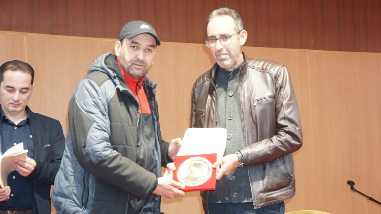 تتويج فريق إتصالات المغرب بلقب دوري الصداقة الرمضاني لكرةالقدم المصغرة في نسخته الخامسة تتويج فريق إتصالات المغرب بلقب دوري الصداقة الرمضاني لكرةالقدم المصغرة في نسخته الخامسة