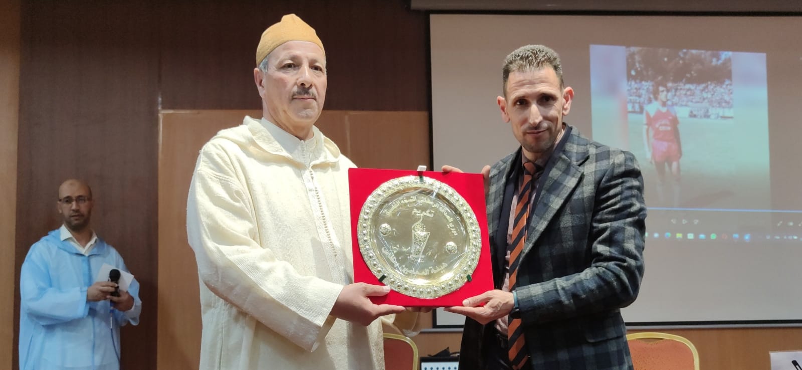 الحفل الختامي لدوري الصداقة الرمضاني لكرة القدم المصغرةالمنظم من طرف هيئة المحامين الشياب مكناس يكرم الاستاد محمد بلماحي رئيس الجامعة الملكية المغربية لسباق الدراجات... واللاعب الدولي مصطفى بيدان والحكمة الدولية بوشرى الكربوبي الحفل الختامي لدوري الصداقة الرمضاني لكرة القدم المصغرةالمنظم من طرف هيئة المحامين الشياب مكناس يكرم الاستاد محمد بلماحي رئيس الجامعة الملكية المغربية لسباق الدراجات... واللاعب الدولي مصطفى بيدان والحكمة الدولية بوشرى الكربوبي