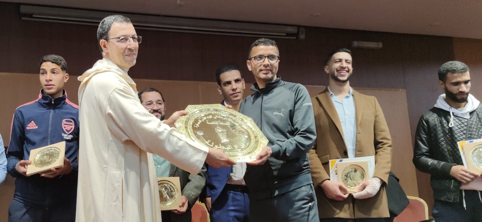 الحفل الختامي لدوري الصداقة الرمضاني لكرة القدم المصغرةالمنظم من طرف هيئة المحامين الشياب مكناس يكرم الاستاد محمد بلماحي رئيس الجامعة الملكية المغربية لسباق الدراجات... واللاعب الدولي مصطفى بيدان والحكمة الدولية بوشرى الكربوبي الحفل الختامي لدوري الصداقة الرمضاني لكرة القدم المصغرةالمنظم من طرف هيئة المحامين الشياب مكناس يكرم الاستاد محمد بلماحي رئيس الجامعة الملكية المغربية لسباق الدراجات... واللاعب الدولي مصطفى بيدان والحكمة الدولية بوشرى الكربوبي