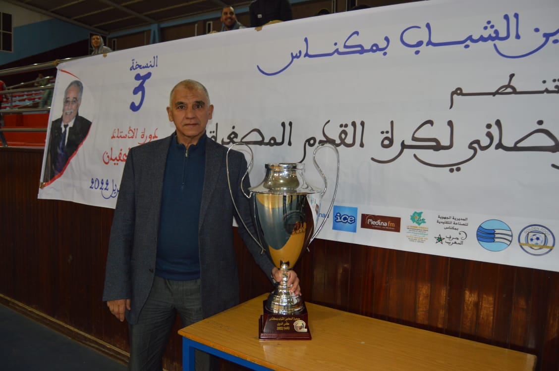 الاستاد النقيب عبد الواحد الانصاري يسلم الكاس الفضية لفريق موظفي السجن المحلي تولال مكناس الفائز بالنسخة الثالثة للدوري التضامني الرمضاني لكرة القدم المنظم من طرف جمعية المحامين الشباب بمكناس الاستاد النقيب عبد الواحد الانصاري يسلم الكاس الفضية لفريق موظفي السجن المحلي تولال مكناس الفائز بالنسخة الثالثة للدوري التضامني الرمضاني لكرة القدم المنظم من طرف جمعية المحامين الشباب بمكناس