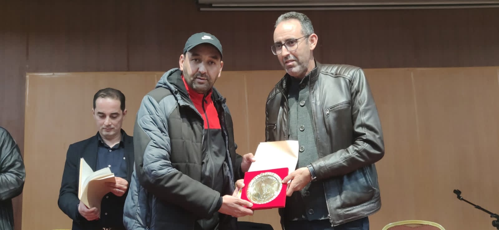 الحفل الختامي لدوري الصداقة الرمضاني لكرة القدم المصغرةالمنظم من طرف هيئة المحامين الشياب مكناس يكرم الاستاد محمد بلماحي رئيس الجامعة الملكية المغربية لسباق الدراجات... واللاعب الدولي مصطفى بيدان والحكمة الدولية بوشرى الكربوبي الحفل الختامي لدوري الصداقة الرمضاني لكرة القدم المصغرةالمنظم من طرف هيئة المحامين الشياب مكناس يكرم الاستاد محمد بلماحي رئيس الجامعة الملكية المغربية لسباق الدراجات... واللاعب الدولي مصطفى بيدان والحكمة الدولية بوشرى الكربوبي